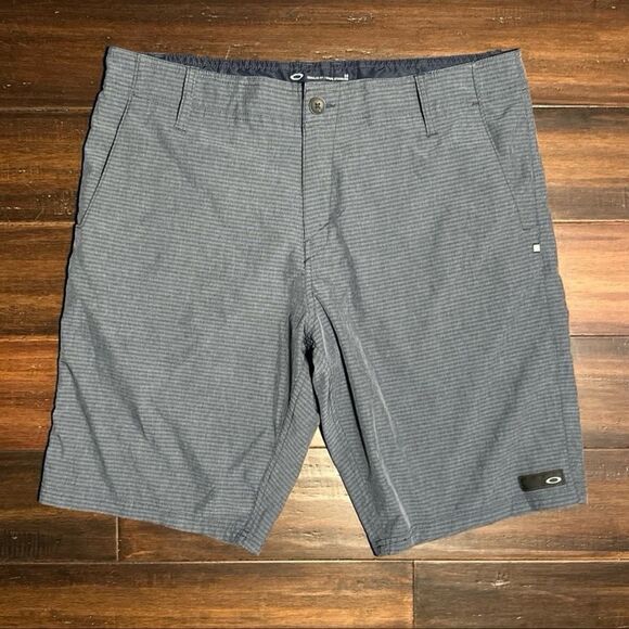 Oakley Men Shorts - Picture 1 of 5